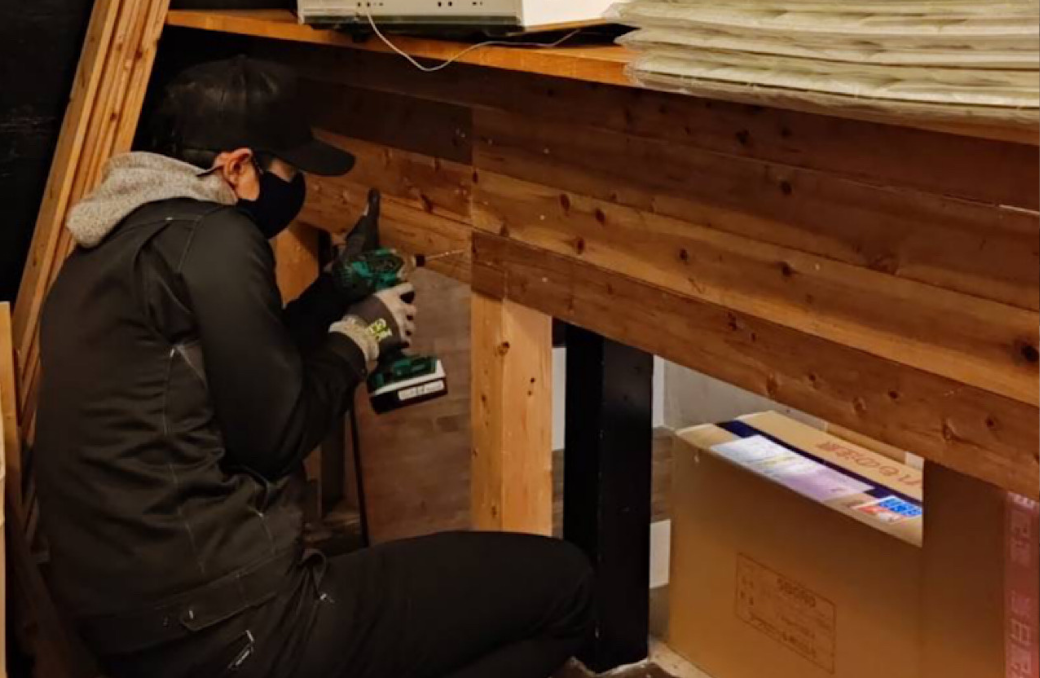 大阪の便利屋住まいルが対応する各種工事の作業現場。家具移動や室内作業を含む内装工事の様子