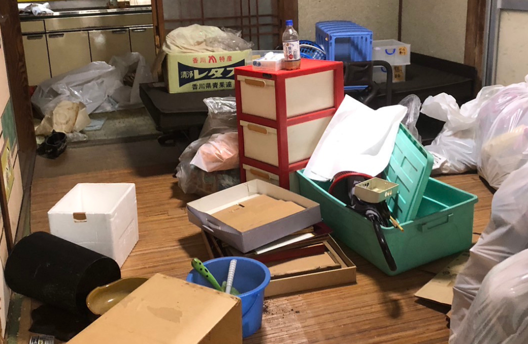 大型家具の解体や吊り下げ搬出にも対応する不用品回収
