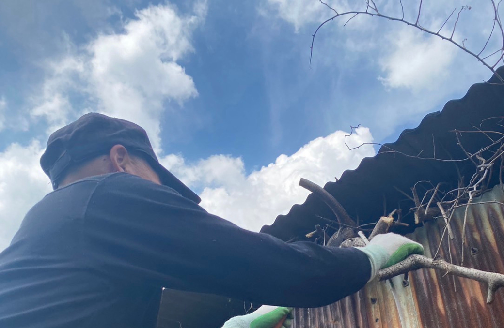 大阪で工場や駐車場敷地の草刈り・雑草処理を行う便利屋住まいルの作業風景