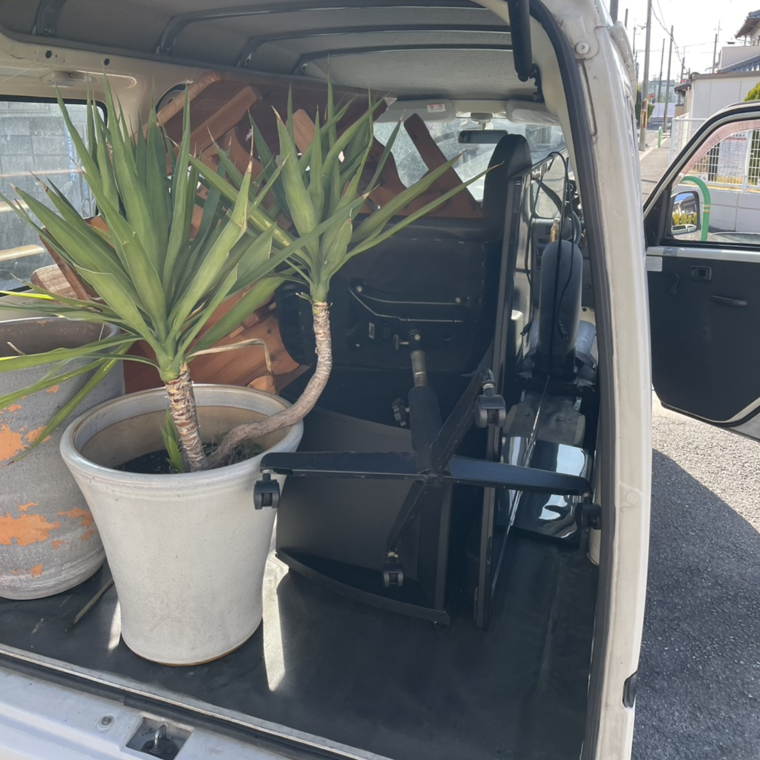 茨木市で観葉植物や家具などのちょっとした運搬作業を軽バンで対応した作業風景