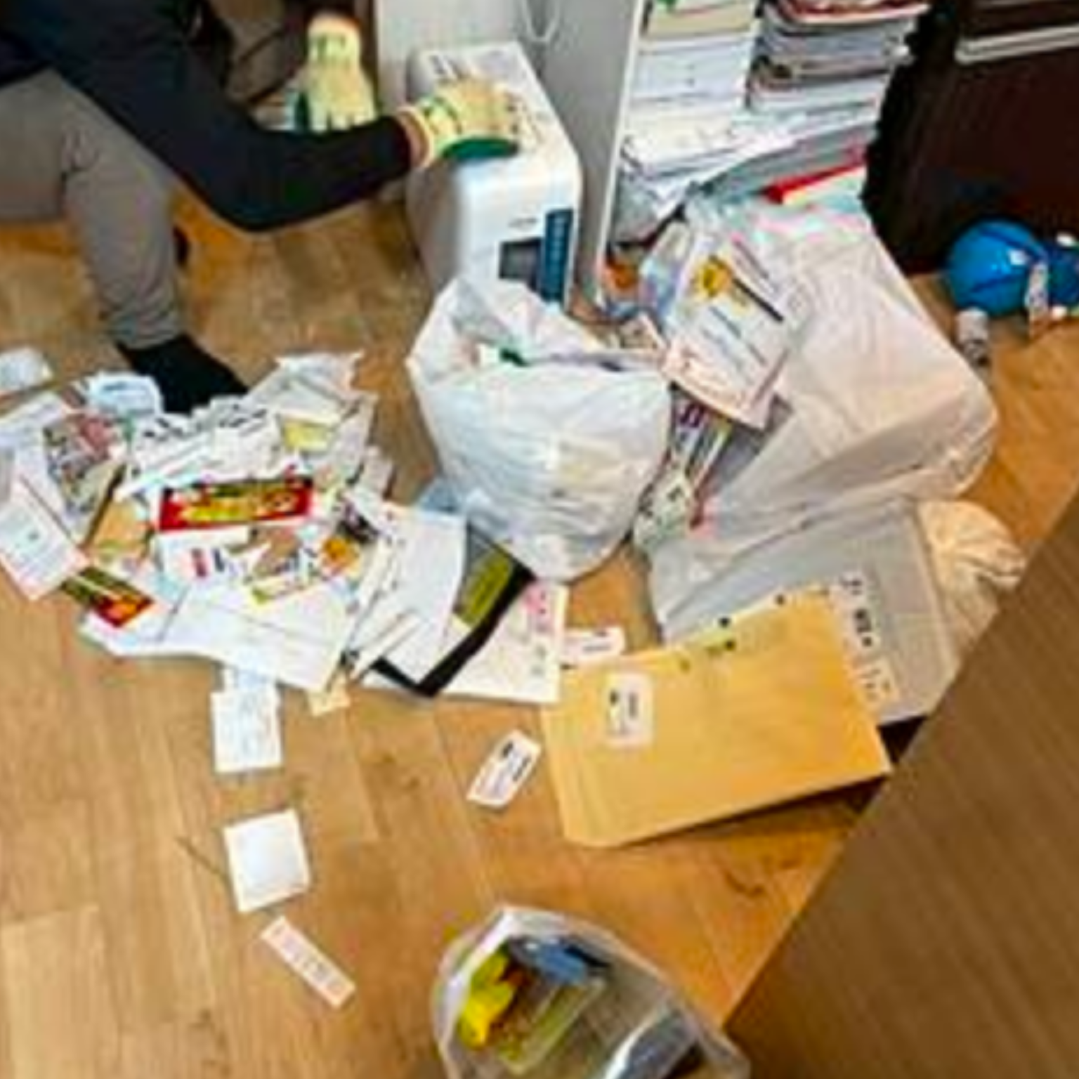 大正区で部屋の片付けや細かな整理整頓のお手伝いをしている作業風景