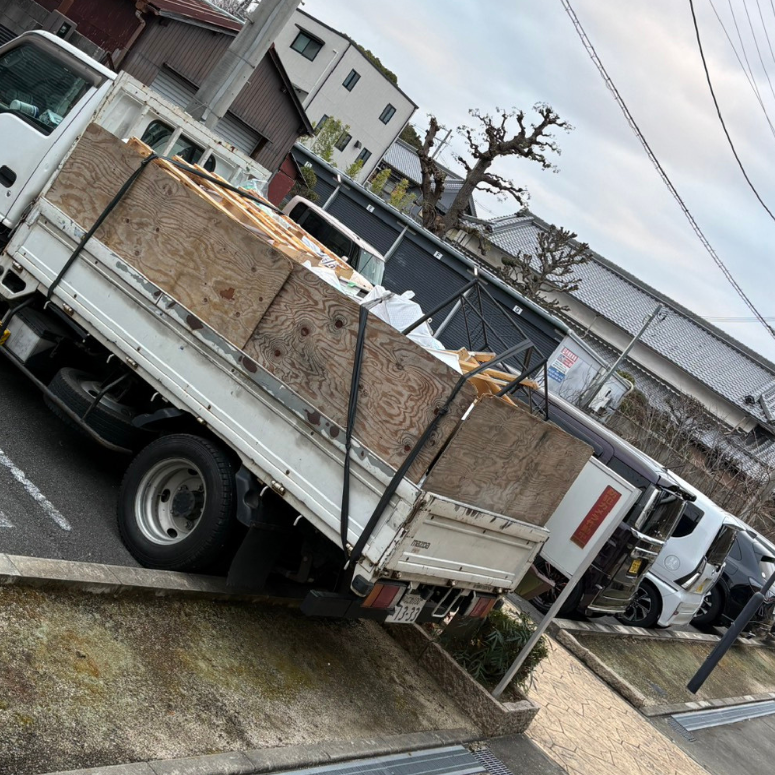 八尾市で残置物回収を行い1.5トントラックへ積み込みしている作業風景｜便利屋住まいル