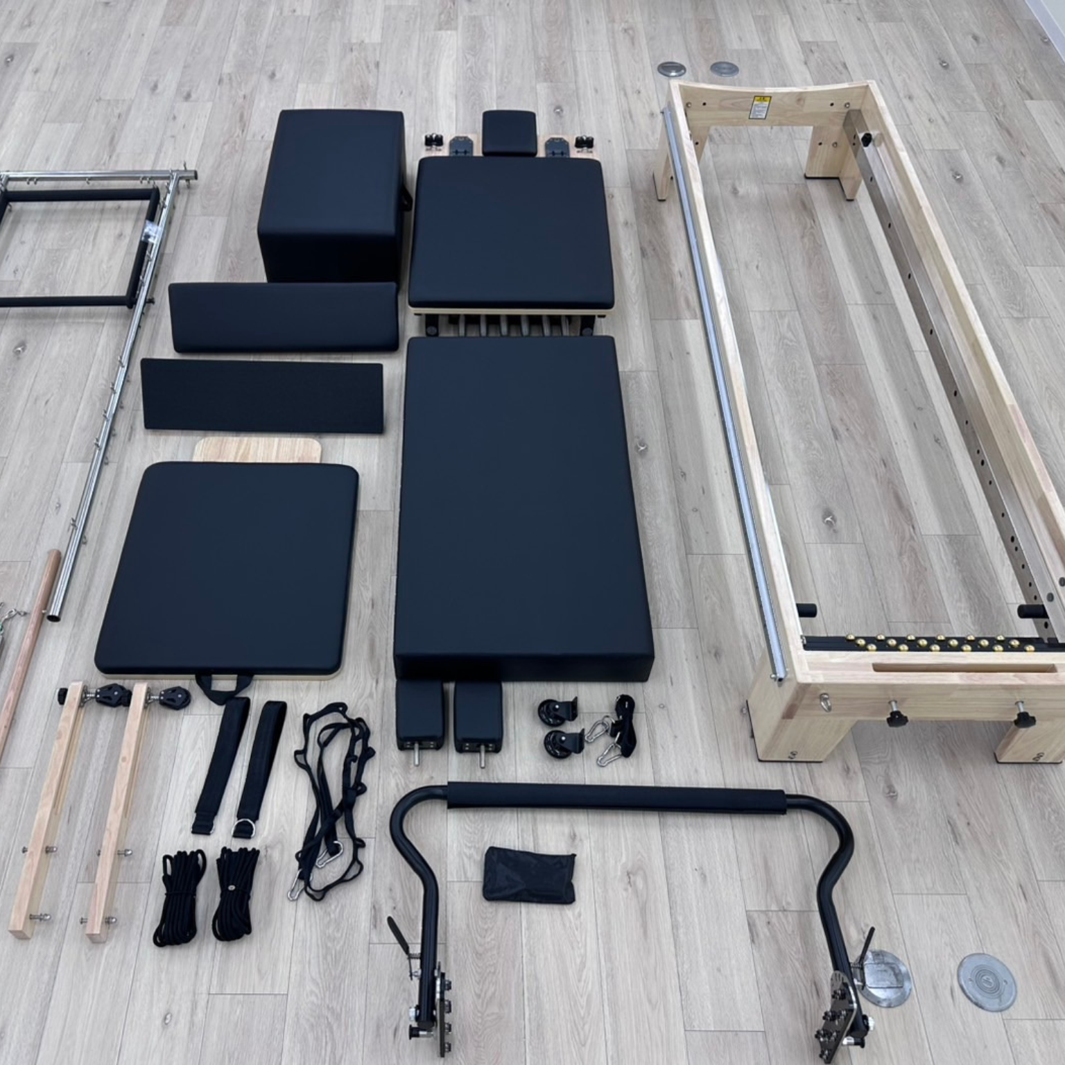 大阪市生野区でピラティスマシンを階段4階まで2名で搬入した作業風景