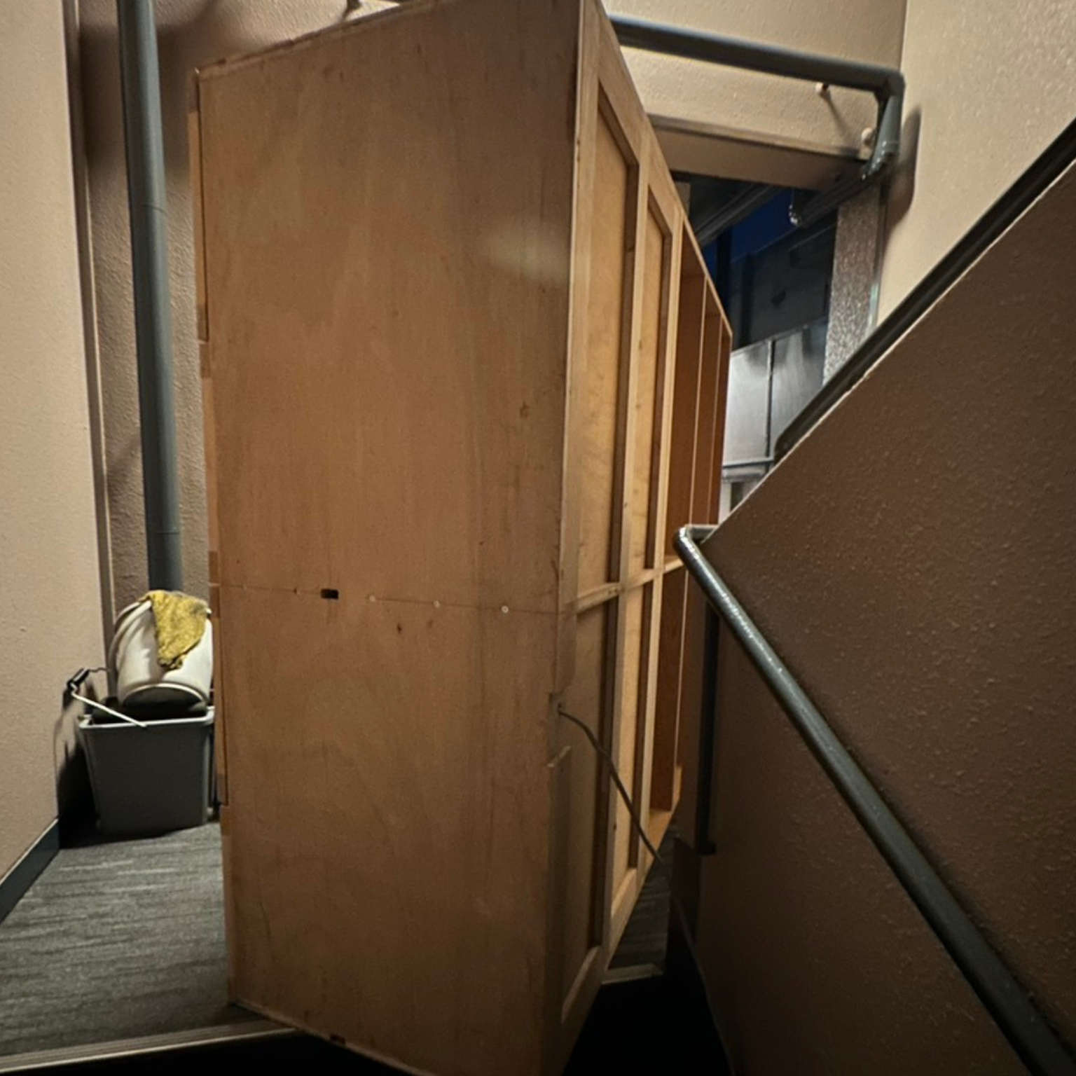 神戸市中央区で大型家具を階段から搬入している作業風景｜便利屋住まいル