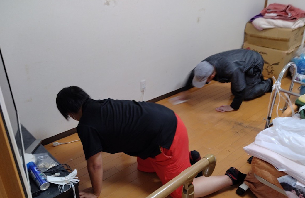 大阪の便利屋住まいルが対応する清掃・消臭サービス。複数人で床の清掃とニオイ対策を行っている作業風景