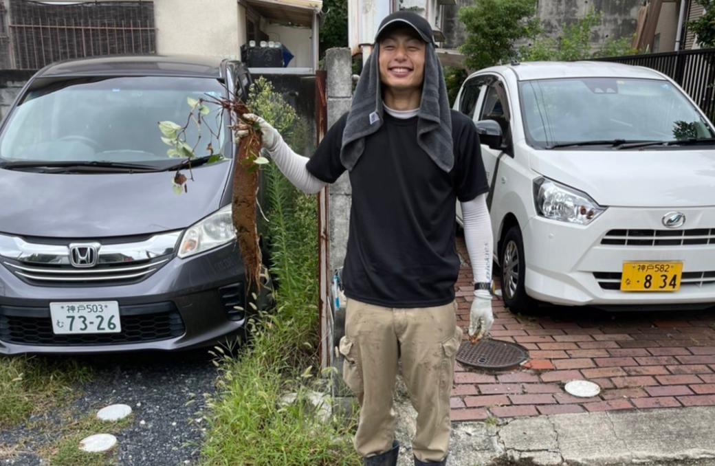 大阪でお庭や農業地の草刈り・草むしり作業を行う便利屋住まいルのスタッフ