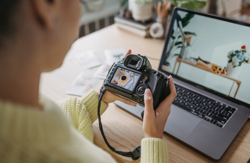 大阪の便利屋住まいルが対応する撮影・動画編集サービス。カメラで撮影した写真や動画をパソコンで編集している様子