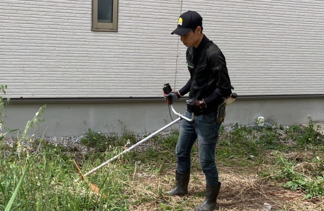 大阪で空き地やマンション敷地の草刈り作業を行う便利屋住まいルのスタッフ