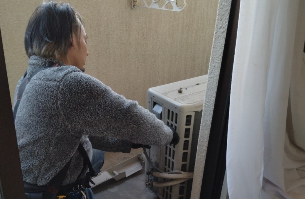 便利屋住まいルによるエアコンの取り外しや設置作業の風景