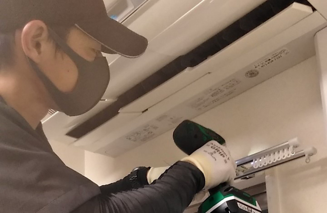 大阪で便利屋が行うDIYサービスの作業風景。電動工具を使用した室内設備の取り付け作業