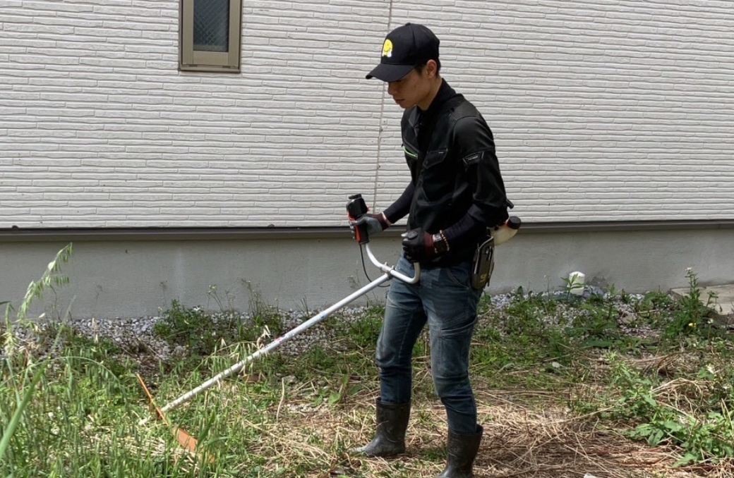 大阪で便利屋住まいルのスタッフが草刈り作業を行っている様子