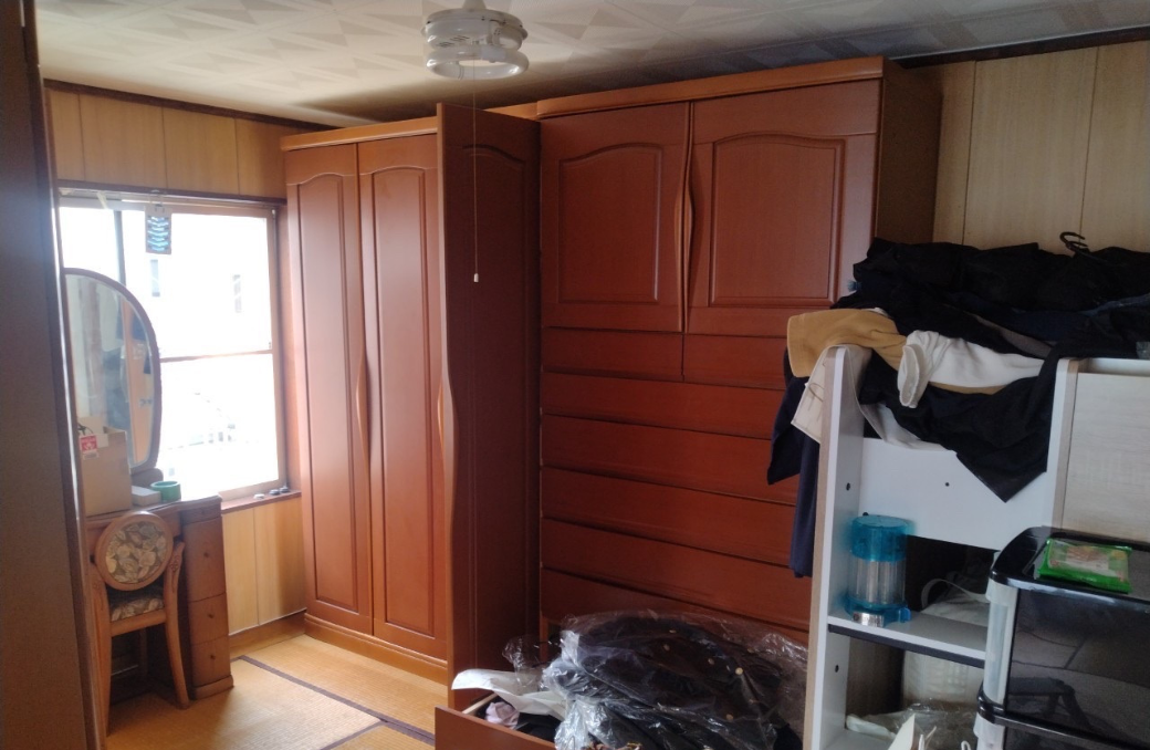 大阪で遺品整理・生前整理を行ったお部屋の整理前の様子。タンスや家具を含めた室内整理作業に対応