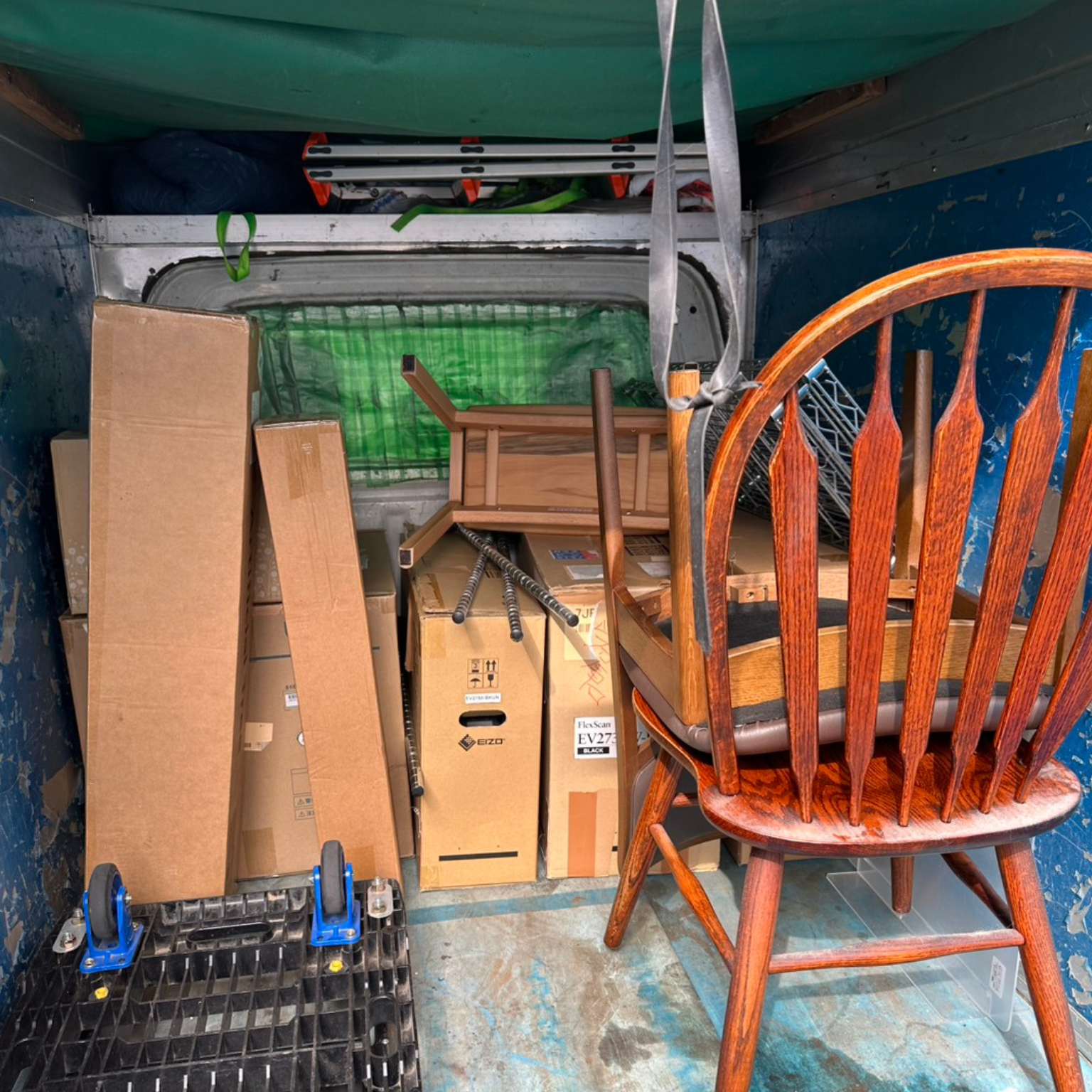 大阪市東成区で軽トラック引越しの階段4階作業を行っている積み込み風景