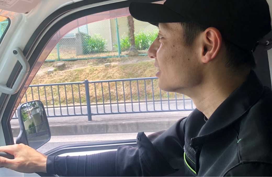 東大阪市で草刈り作業に向かう便利屋住まいルのスタッフ