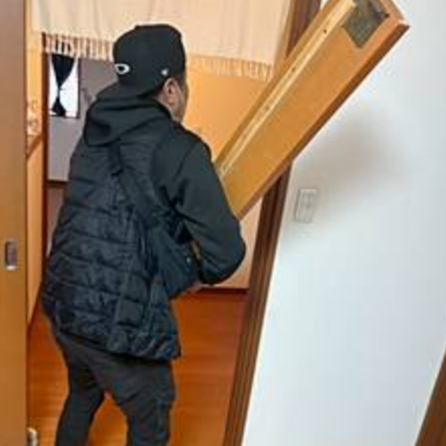 池田市で2名体制でベッドを搬出している室内作業の様子