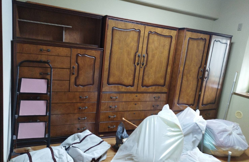 エレベーターのない団地5階から家財を搬出する遺品整理事例