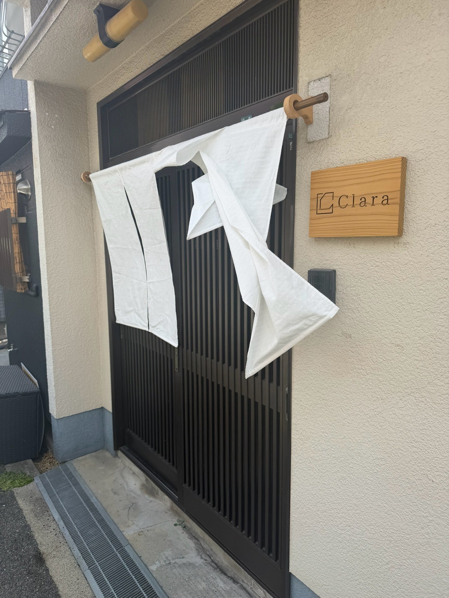 店舗入口に暖簾を設置した作業後の様子です。