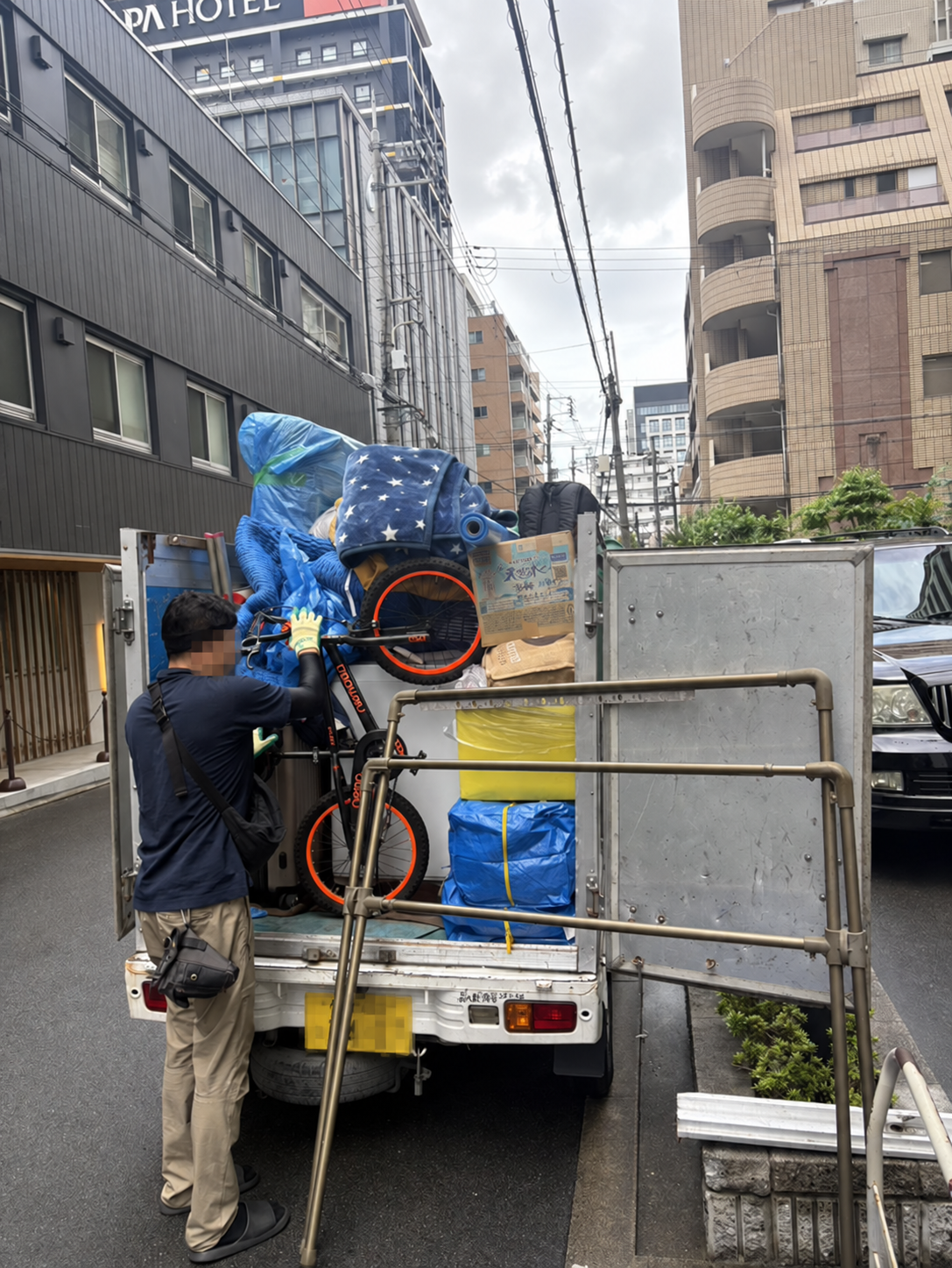 東大阪市布施で家具と荷物を車両へ積み込む運搬作業