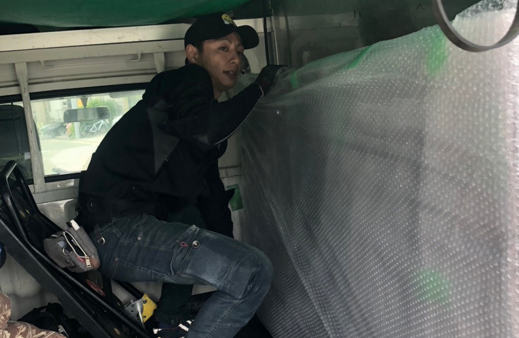 便利屋住まいルによる軽トラックでの不用品回収作業の風景