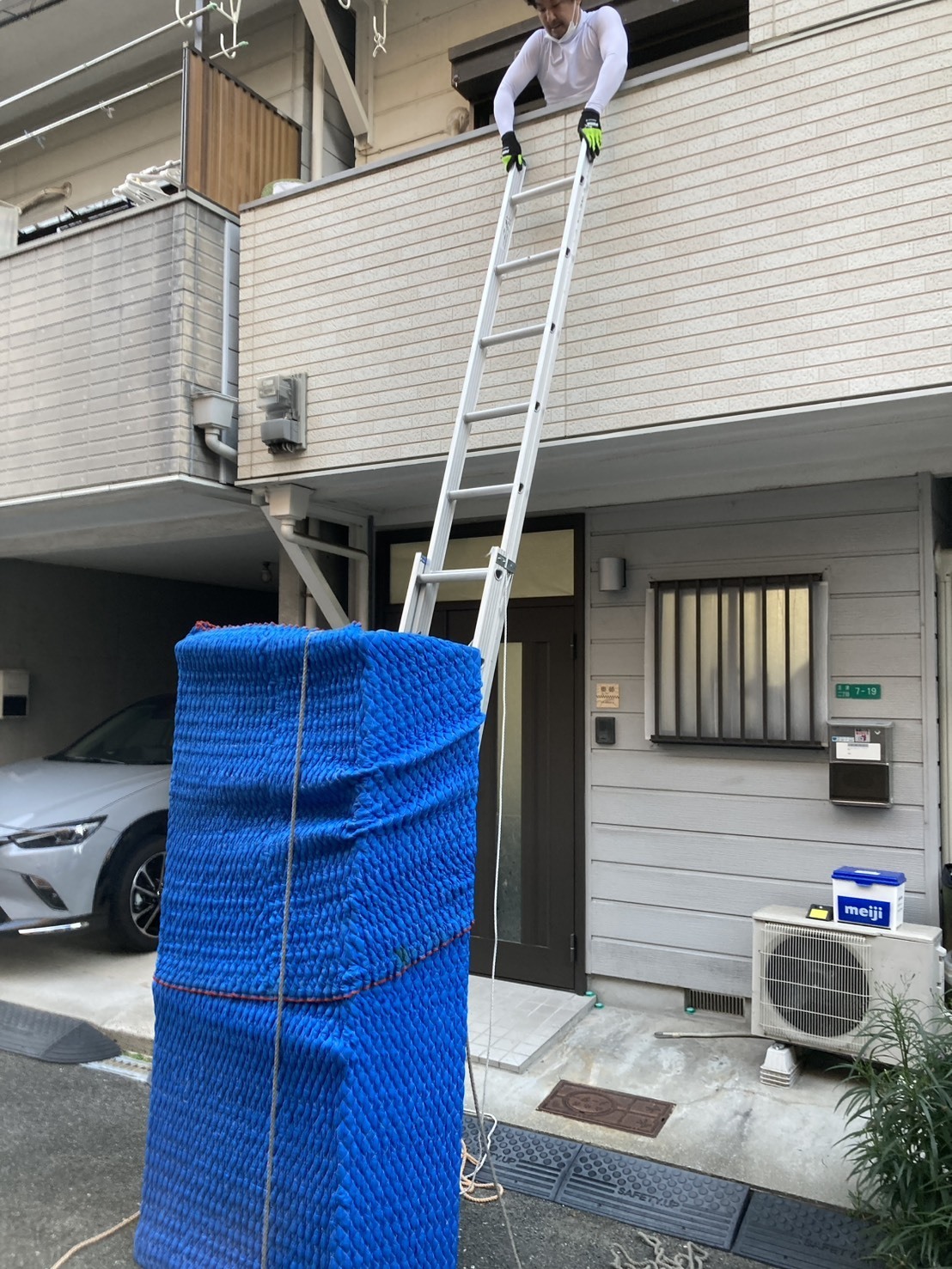 東大阪市で2階から食器棚をロープで吊り下ろして搬出する作業