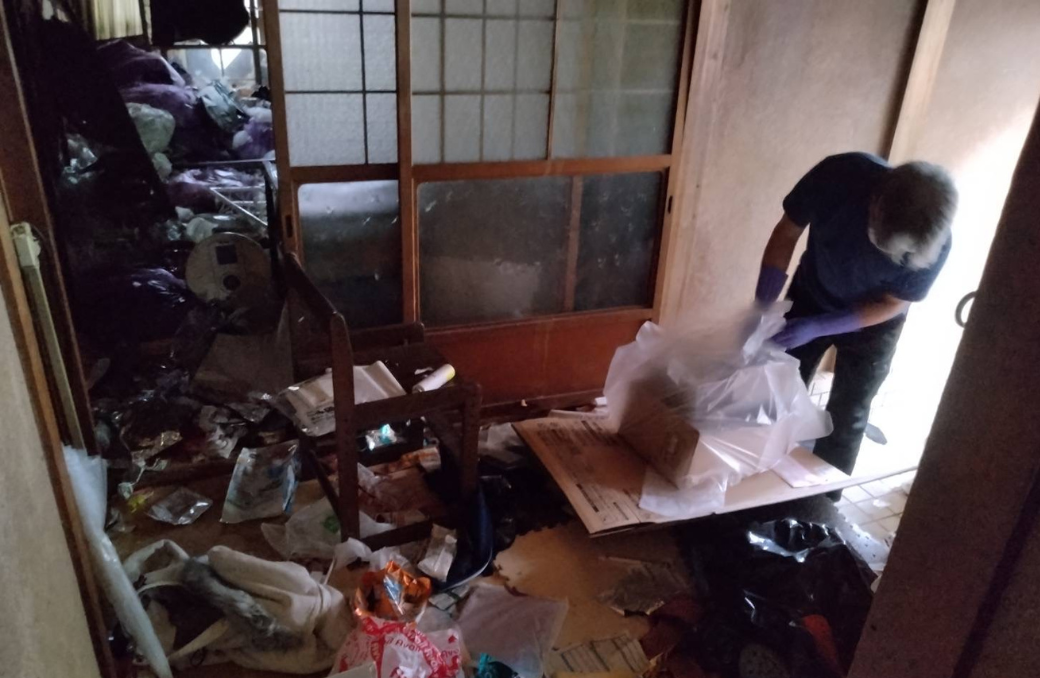 大阪を中心に関西全域で対応する便利屋住まいルが、ゴミ屋敷の片付け・分別・不用品回収を行っている作業風景